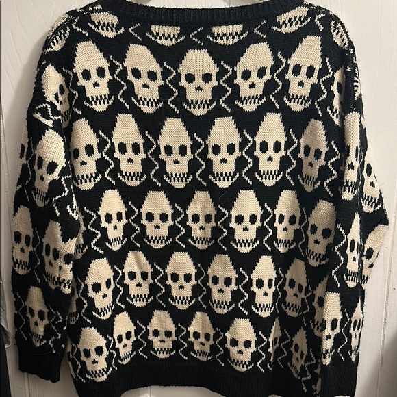Black and Cream Skull Sweater - Picture 5 of 8